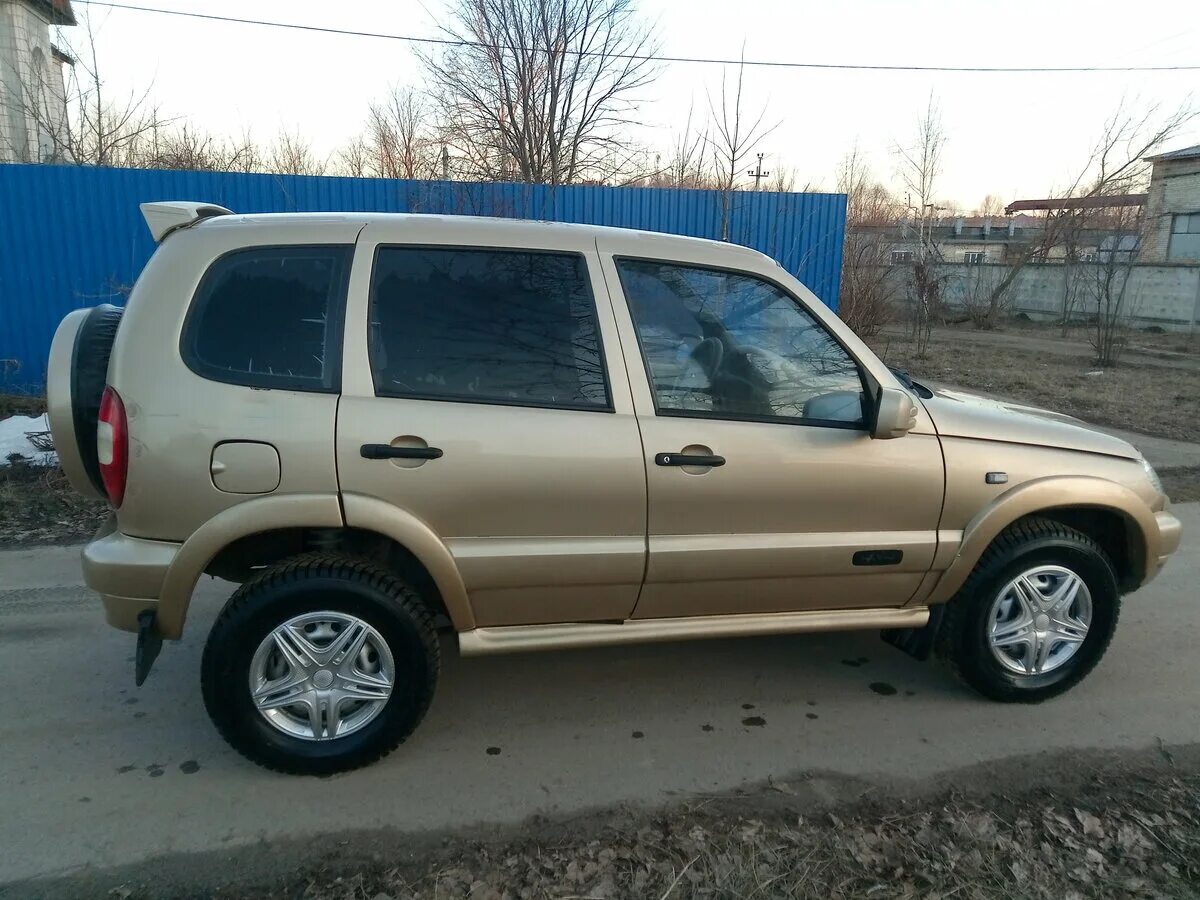 Купить ниву шевроле в ростовской области авито. Chevrolet Niva золотистый 2006. Нива Шевроле 2006г. Шевроле Нива Золотая 2006. Шевроле Нива 2003 золотистая.