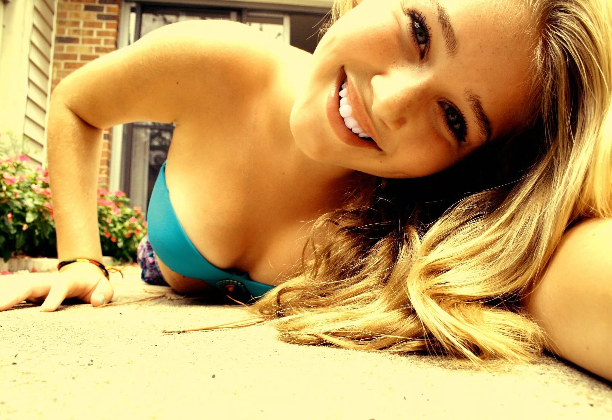 Девушки в обтягивающих платьях. Jbcam twu 2020 рулетка. Красивые 18 летние девочки. Девушка с бананом. Emload premium.