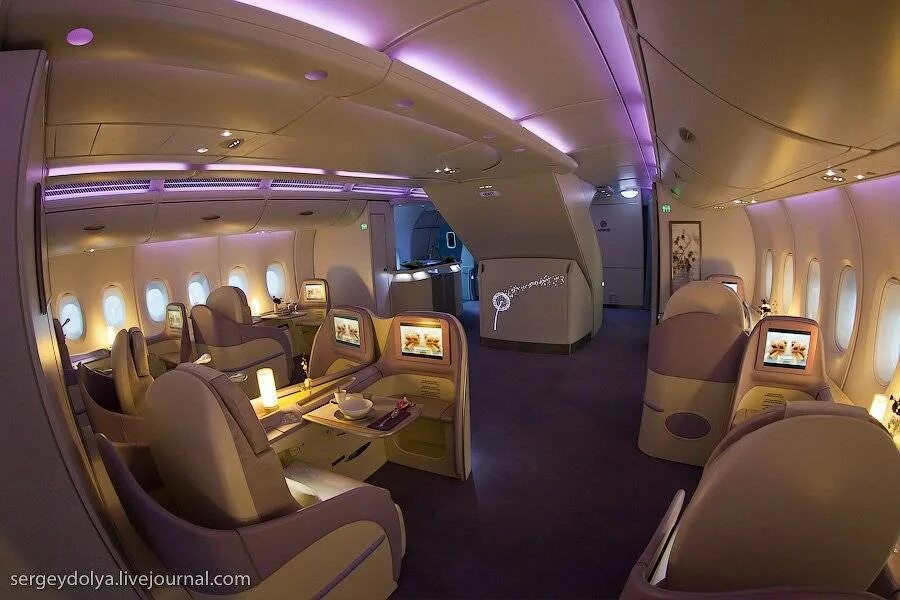 Airbus a380-842 частный самолет. Airbus a380 салон. Аэробус 380 салон. Самолет emirates a380 салон. Airbus a380-800 салон.