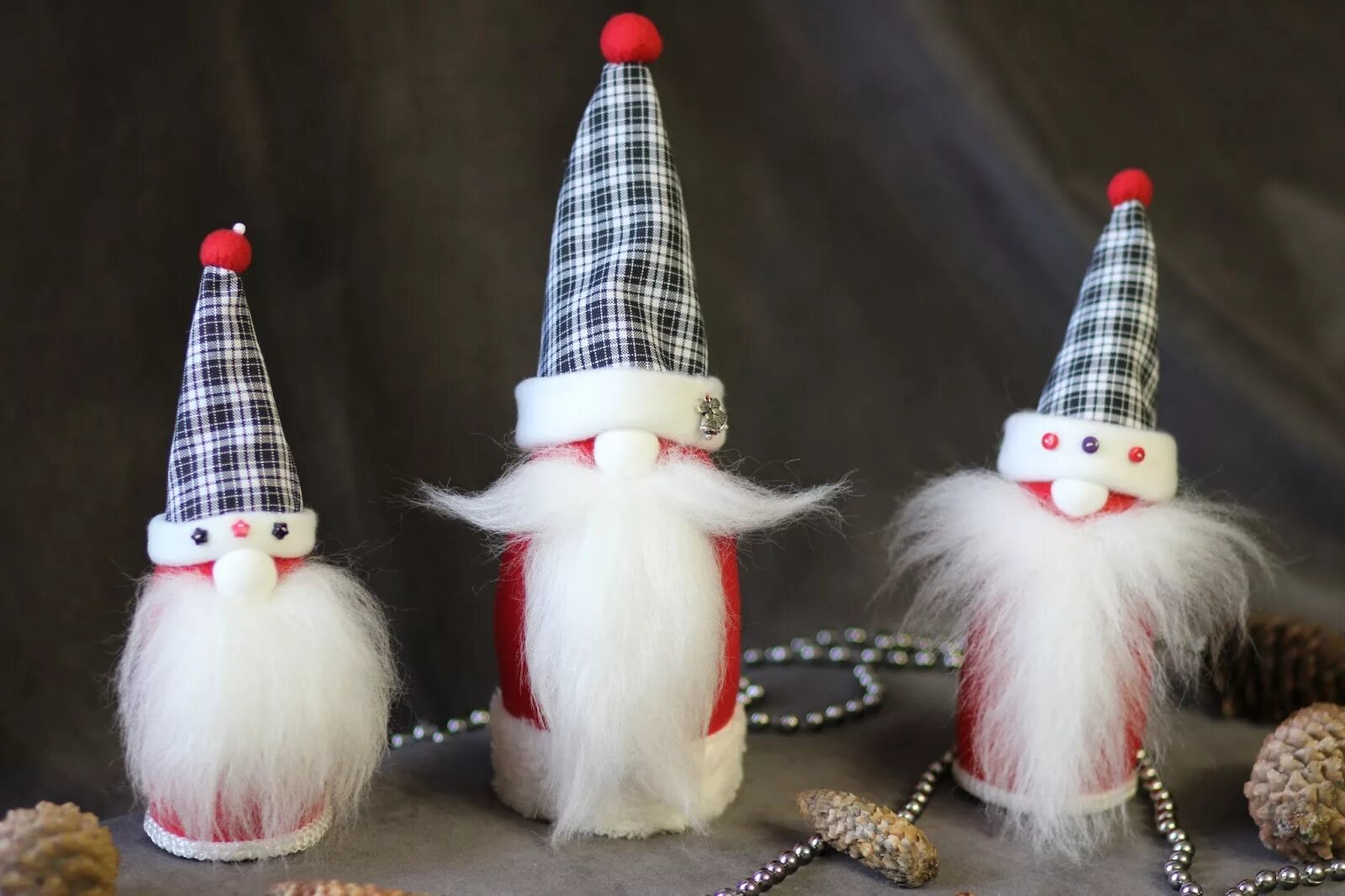 Скандинавский гном мк. Новогодние гномики своими руками. Сделать самим гномика. Гномик из носка. Шьем гнома новогоднего.