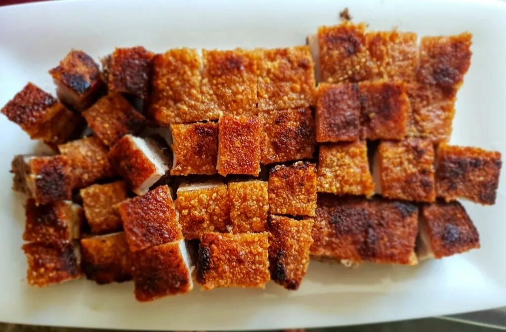 Хрустящая грудинка. Буженина корейка. Грудинка с хрустящей корочкой в духовке. Хрустящая грудинка. Свиная грудинка с хрустящей корочкой.