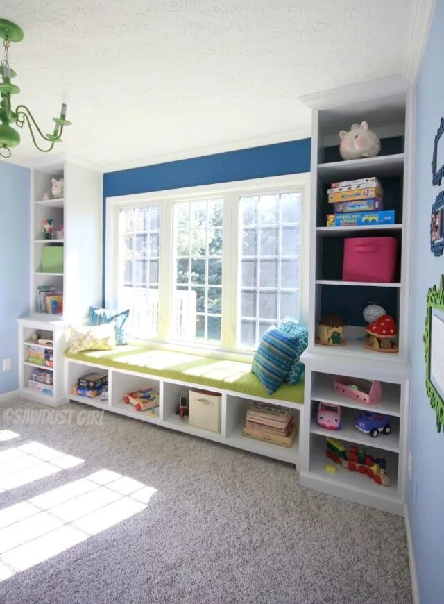 Шкаф вокруг окна икеа. Детская комната со стеллажами для игрушек. Стеллаж у окна. Стеллажи у окна в детской.