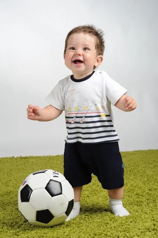 Мальчик мяч футбол. Ребенок с футбольным мячом. Мальчик с футбольным мячом. Малыш с футбольным мячом. Маленький футболист.