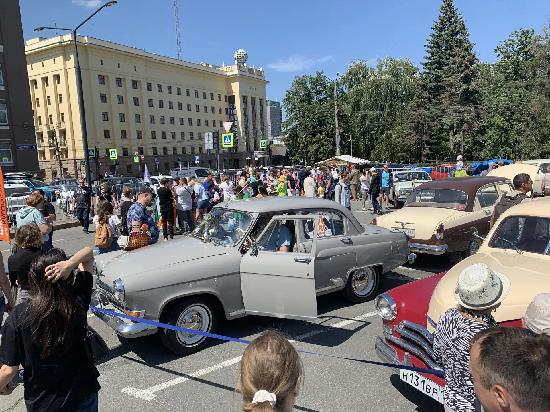 Ретро машины фестиваль. Ретро парад в Челябинске. Фестиваль машин. Машины 66 года. Настоящее челябинское время