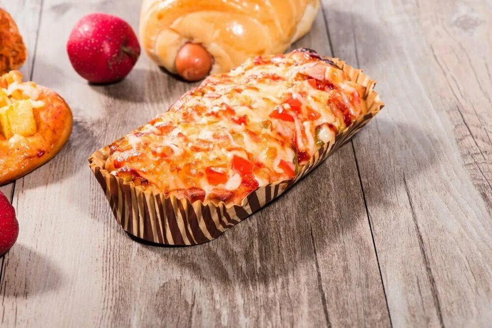 Как сделать пиццу из батона. Пицца из батона. вкусняшки из батона. вкусняшки из батона сладкие. вкусняшки за 5 минут.