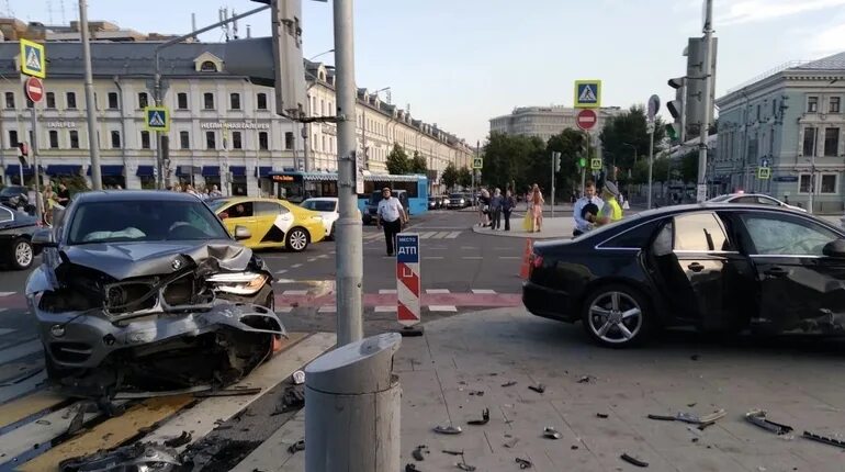 Сегодня 22 15. Сегодняшнее дтп в москве. авария в московском на бмв 2025.