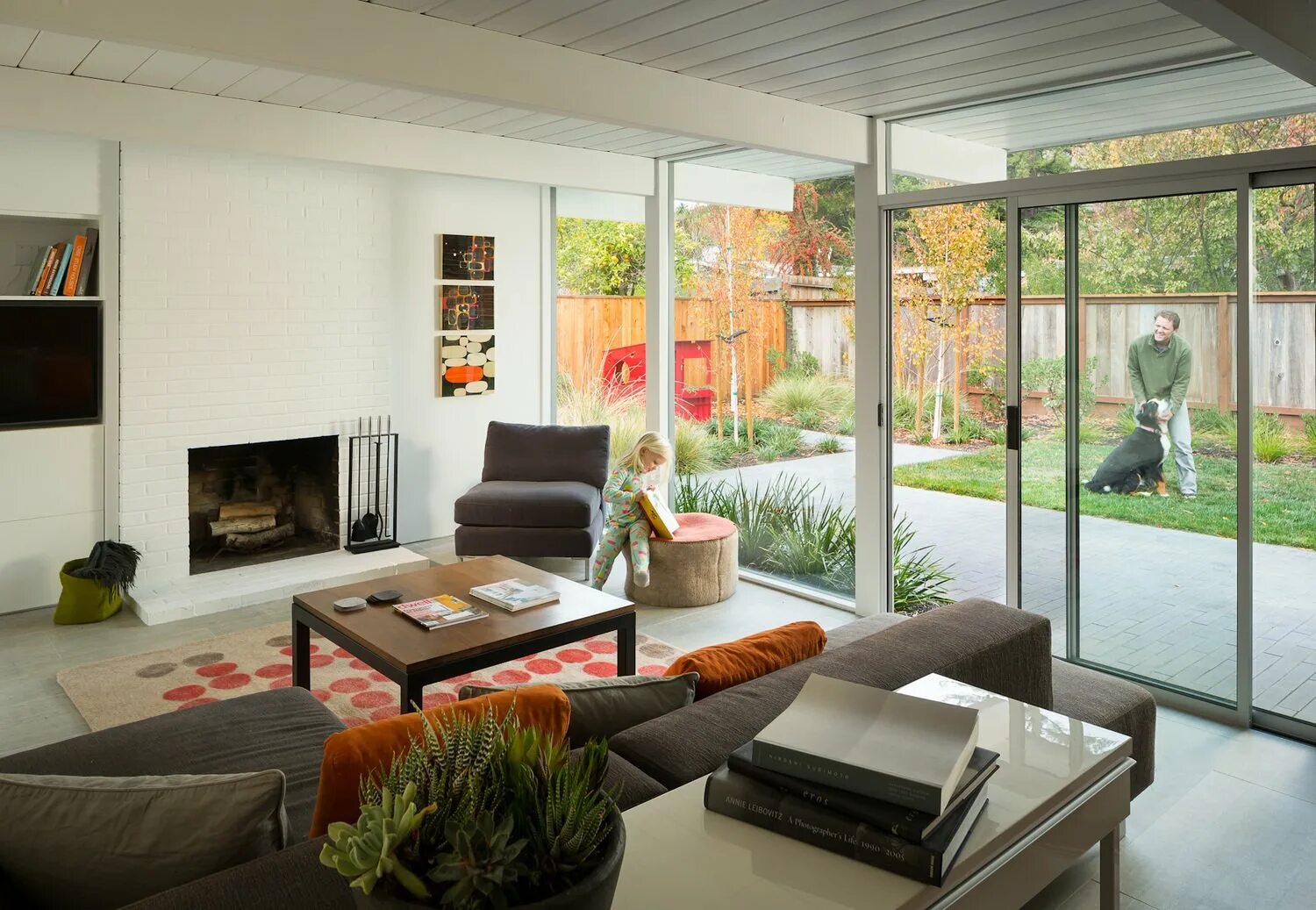 окно выход в частном доме. дом с французскими окнами. Reynaers шпросы. гостиная с выходом на террасу. окно выход в частном доме.