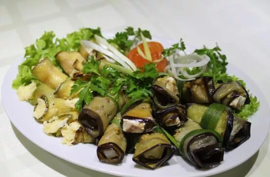 Рулетики из цукини и баклажан. Рулеты из баклажан и кабачков. Кабачки на праздничный стол. Кабачки с баклажанами рулетиками. Кабачки с баклажанами рулетиками.