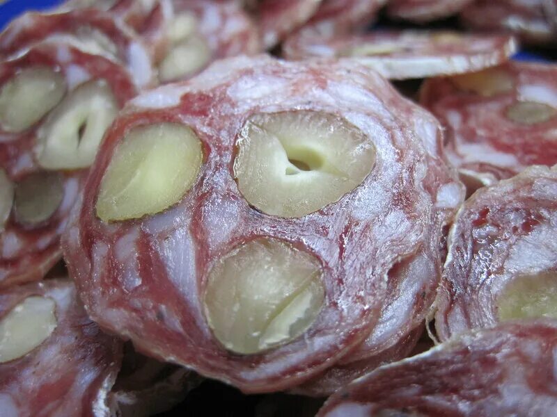 орешки с салями. колбаса с орехами. сырокопченая колбаса желен. окраина колбаса брауншвейгская сырокопченая. колбаса с фундуком сырокопченая.