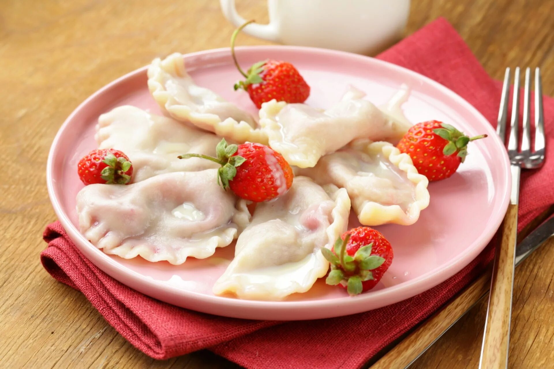 Как приготовить простые вареники. Вареники. вкусные вареники. вареники с творогом. вареники с творогом и клубникой.