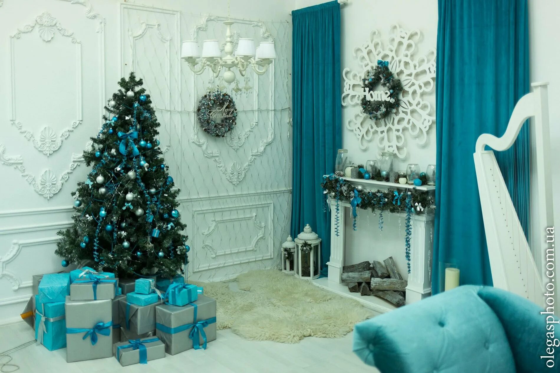 Фотозона с елкой. Новогодний интерьер в синих тонах. Синяя фотозона на новый год. Сине белая фотозона на новый год. Синяя фотозона на новый год.
