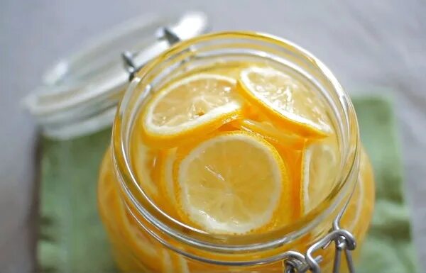 Лимон с сахаром. Лимоны нарезанные в банке. Варенье с кабачков с лимоном. Лимоны в банке. Лимоны в банке.