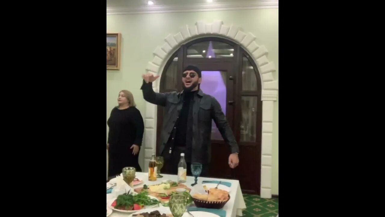 Песня итляшева ресторан мы вдвоем. Итляшев семья. семья ислама итляшева. кадыров и итляшев.