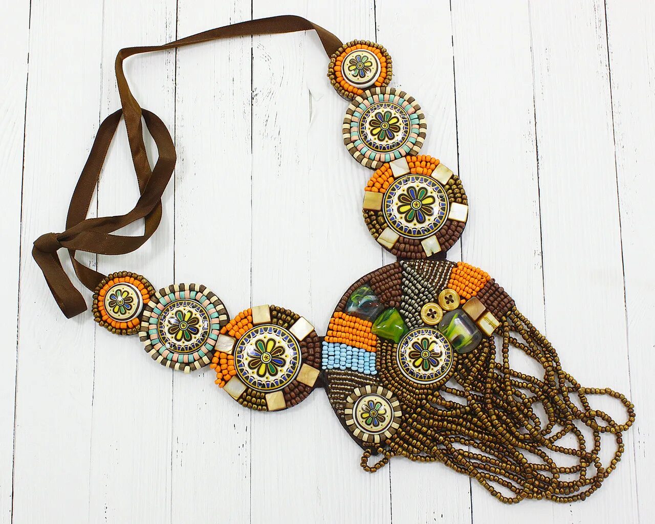 Африканские мотивы гумилева живопись. Аксессуары в стиле бохо. Колье в этническом стиле. Этно работа. Текстильные бусы.