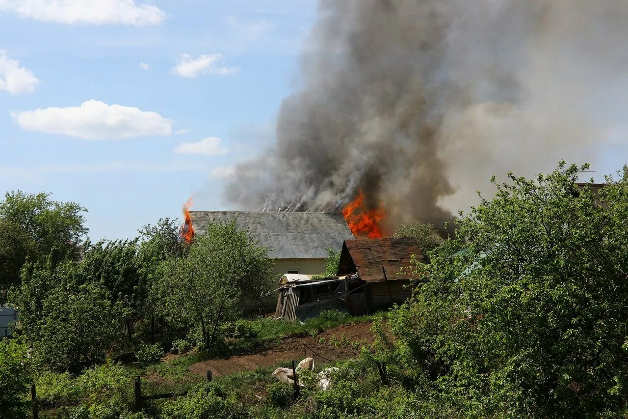 Пожар на улице. Пожар на Поляне. Пожар на сочинской Уфа. Пожар Максимовка. Видела пожар на улице