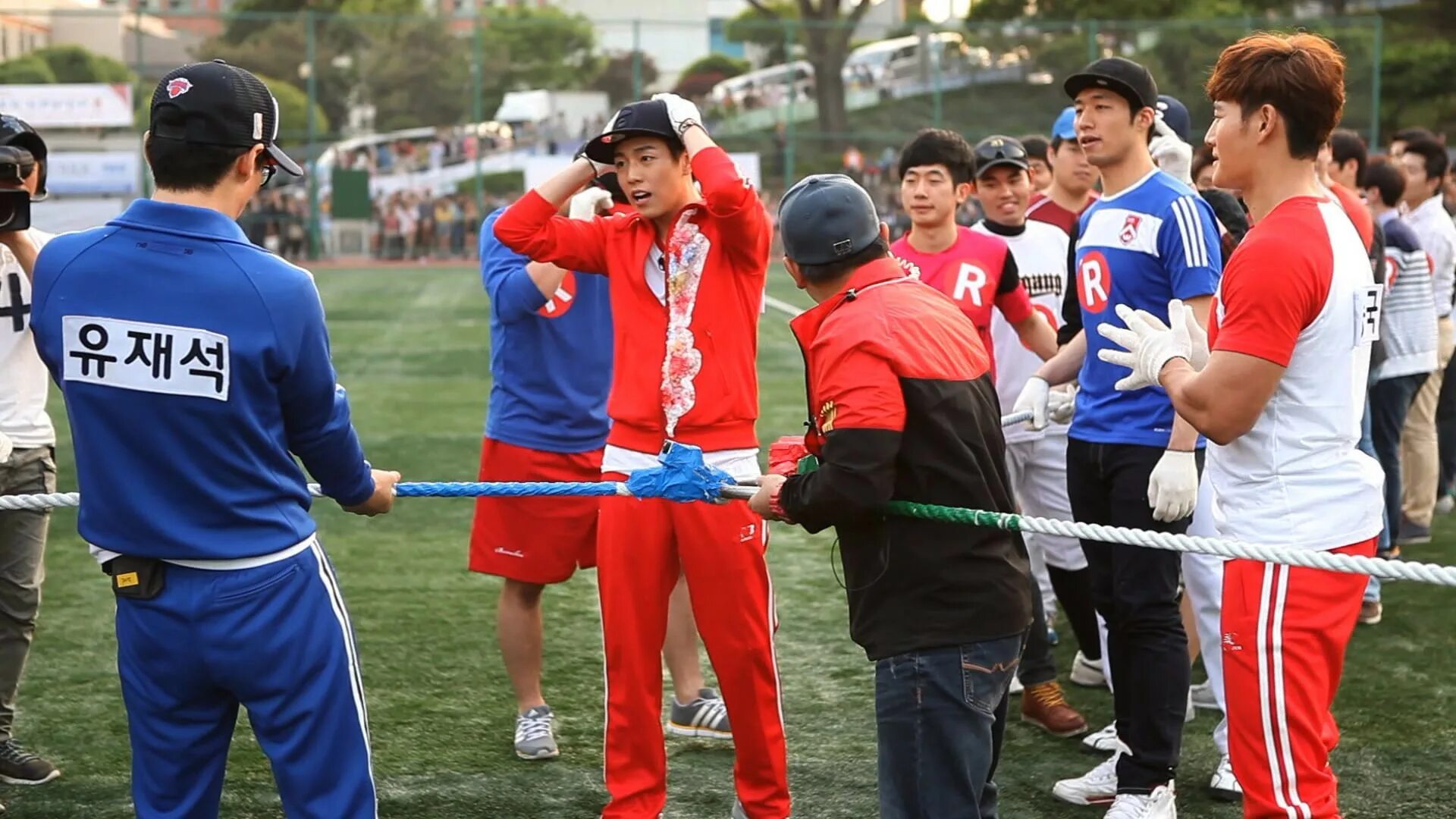 Running man 4. Running man корейское шоу. бегущий человек шоу корея с русской. шоу бегущий человек наказания. перетягивание каната.