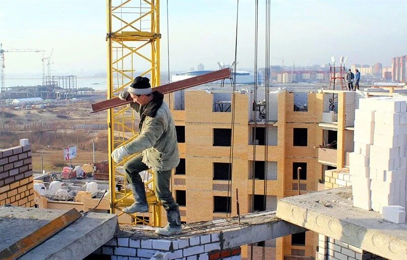 нарушение строительных работ. нарушения в строительстве. монтажник строительных конструкций. строительные работы. стройка с высоты.