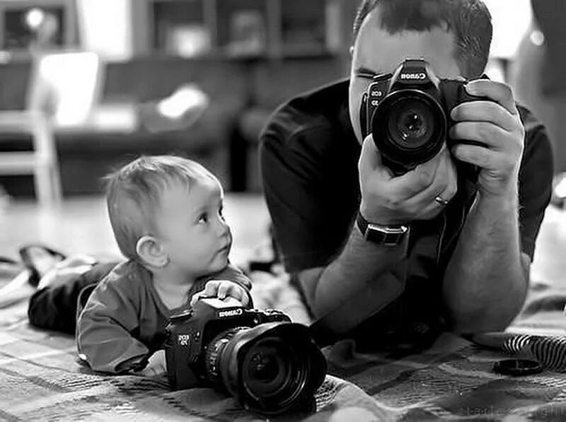 Профессиональный фотограф. Ребенок фотографирует. Фотограф ребенок. Малыш с фотоаппаратом. Папа против сына