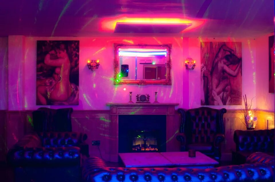 Клуб 4 комнаты казань. Четыре комнаты владивосток комсомольская 11. Караоке комната. 4 rooms club. Четыре комнаты владивосток комсомольская 11.