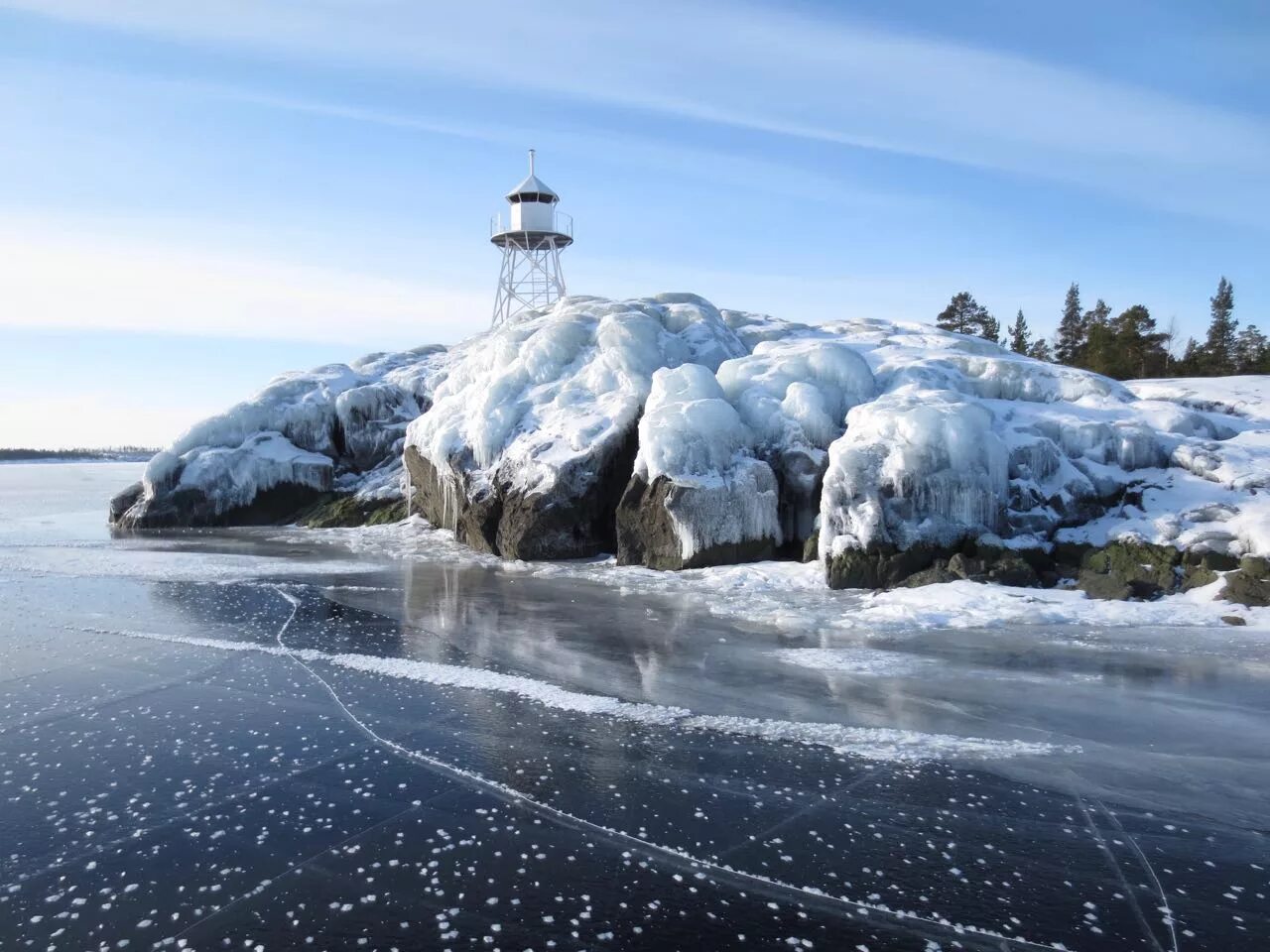 дорога жизни блокадного ленинграда ладожское озеро. по льду ладожского озера проходила. по льду ладожского озера проходила. блокада ленинграда ладожское озеро дорога жизни. по льду ладожского озера проходила.
