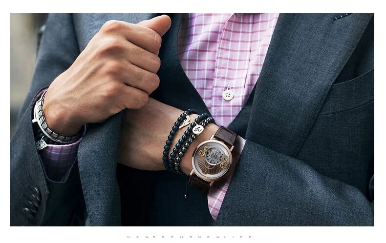 Костюмные часы мужские. Мужские часы на руке. Наручные часы и джинсы. Одежда под часы. Стильные мужские аксессуары.