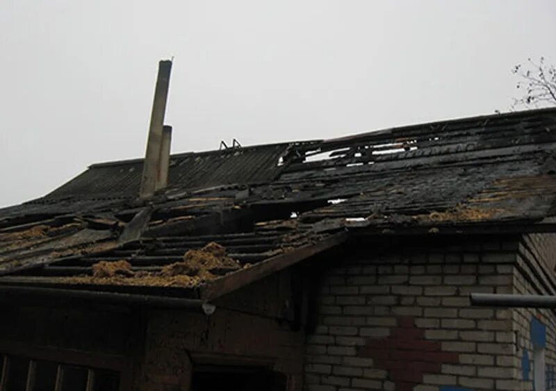 Сломал на крыше замок. Разрушенная крыша. Дом с разрушенной крышей. Сломанная крыша. Выгоревшая кровля.