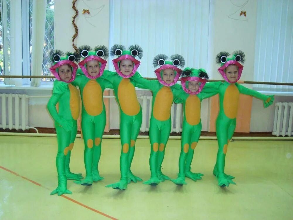 Сценка лягушка. Танцевальный костюм лягушки. Костюм лягушат для танцев. Костюм лягушки для девочки. Костюм лягушки для мальчика.