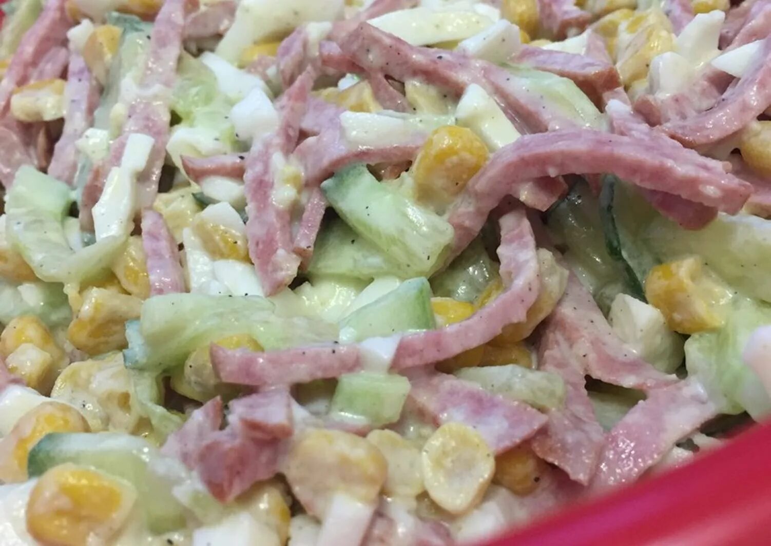 Салат с солеными огурцами и колбасой копченой. Салат с копченой колбасой. салат с копченой колбасой и огурцами. салат с полукопченой колбасой. салат с фасолью и копченой колбасой.