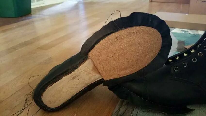 Кожаные ботиночки для куклы. Сапожки для куклы из кожи. Ботинки для куклы из кожи. Ботинки для куклы из кожи. Кожаные ботиночки для куклы.