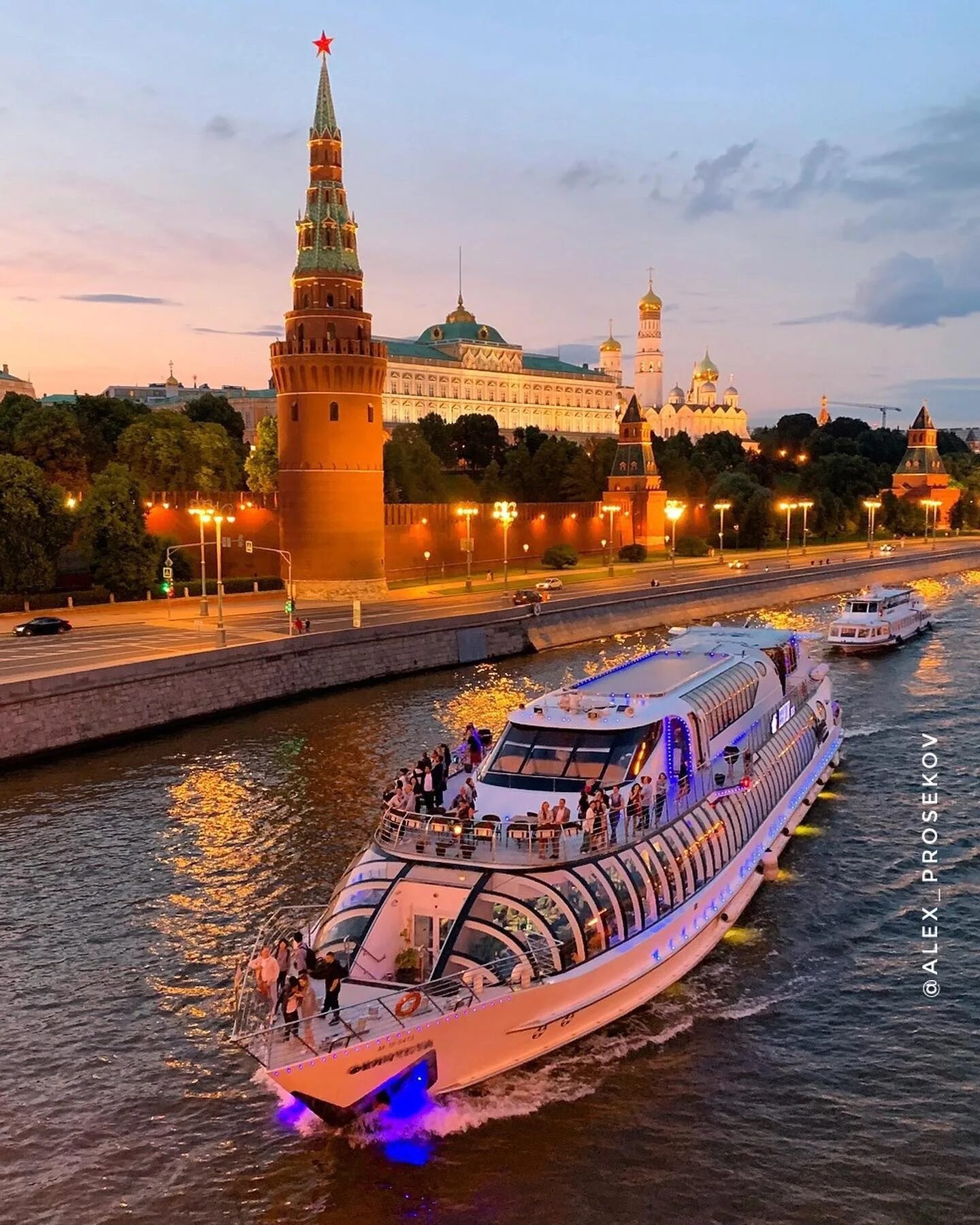 Покататься на трамвайчике в москве. Москва река прогулка на теплоходе. Теплоход Рэдиссон. Рэдиссон теплоход Москва. Теплоход Москва река.