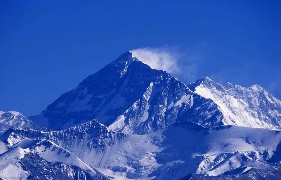 6 великих гор. Гора Джомолунгма. Евразия гора Эверест. Самая высокая гора в мире 8848 метров. Евразия горы вершины Эверест.