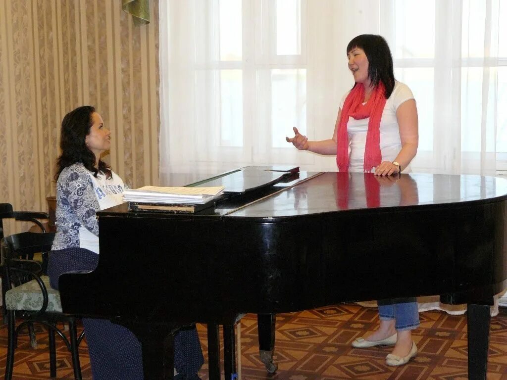 школа вокала спб для начинающих. пение для детей 5 лет спб. вокал спб. урок в студии вокала. курсы вокала.