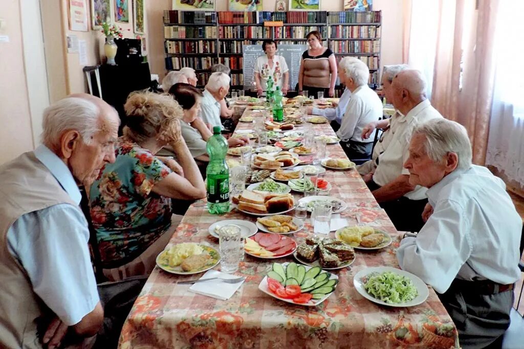 Во сколько поминки. Поминальный стол. Поминальный обед. Стол на поминки. Поминальный обед стол.