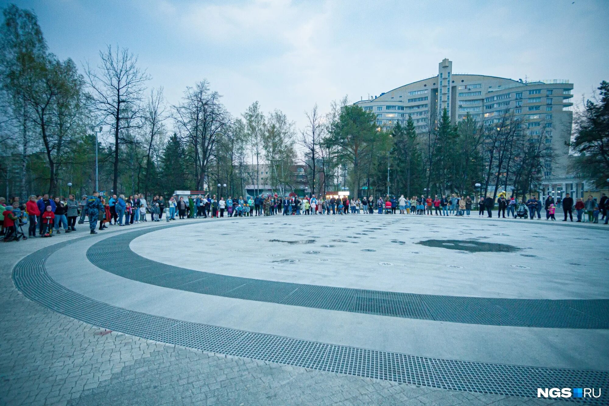 Парк на фрунзе новосибирск. Фонтан в центральном парке новосибирска. Центральный парк новосибирск режим работы. Фонтан в центральном парке новосибирска. Центральный парк новосибирск режим работы.
