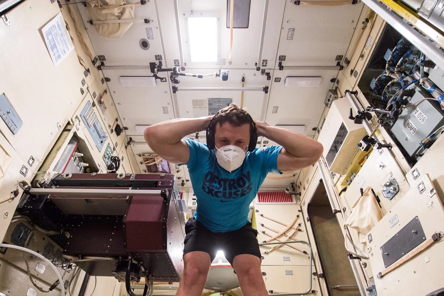 открытый космос. растения на мкс. эксперименты на мкс. научные исследования в космосе. космонавты на космической станции.