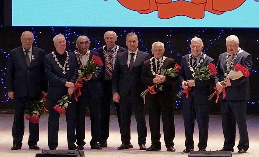 Землячество луганщины. Наградные знаки. Значок комитета физкультуры. Заслуженный учитель бурятии звание. Команда почетный.