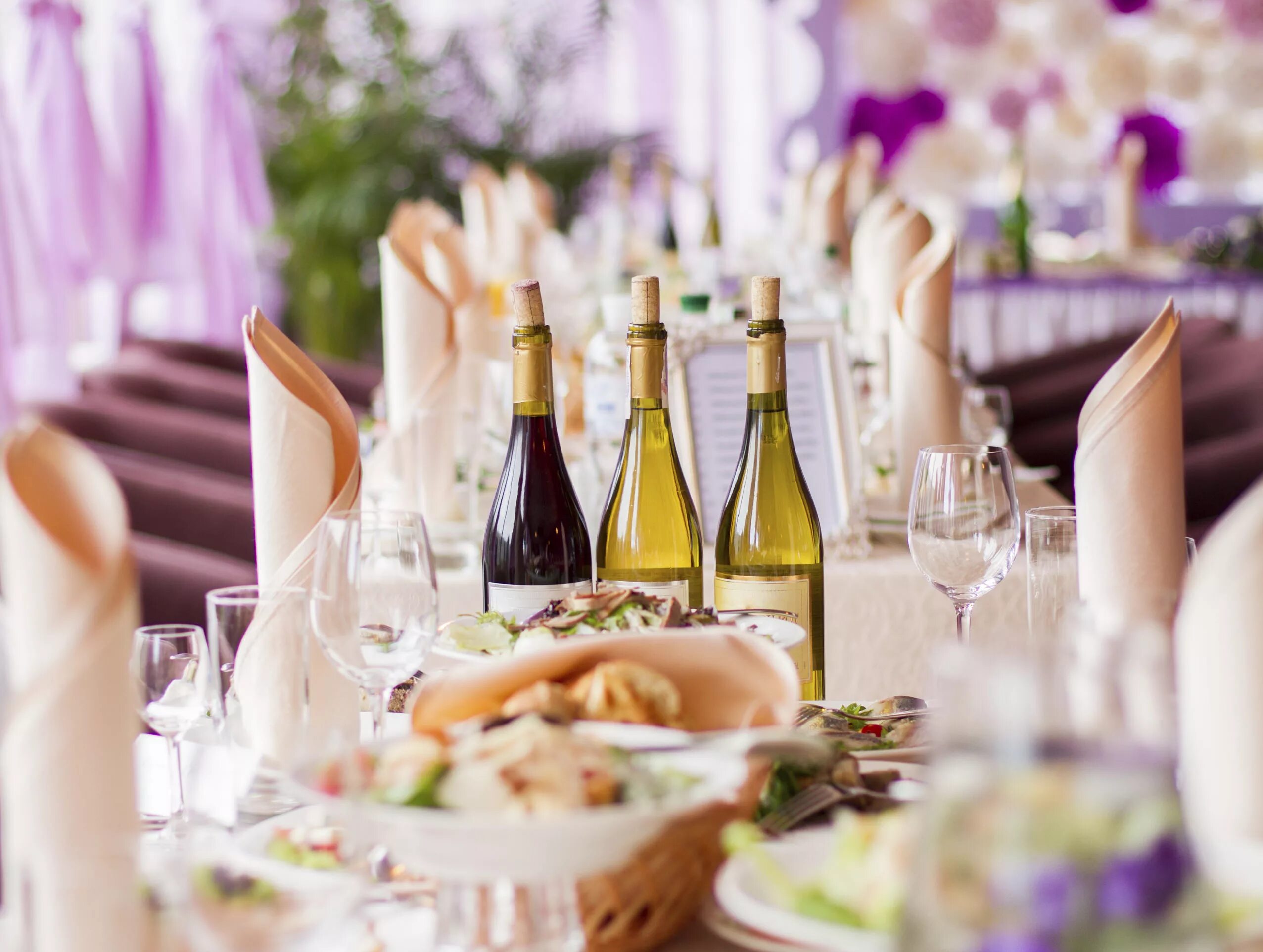 Гости шампанское. Свадебный стол с едой. Банкет стол. Сервировка свадебного стола. Накрытый стол на свадьбу.