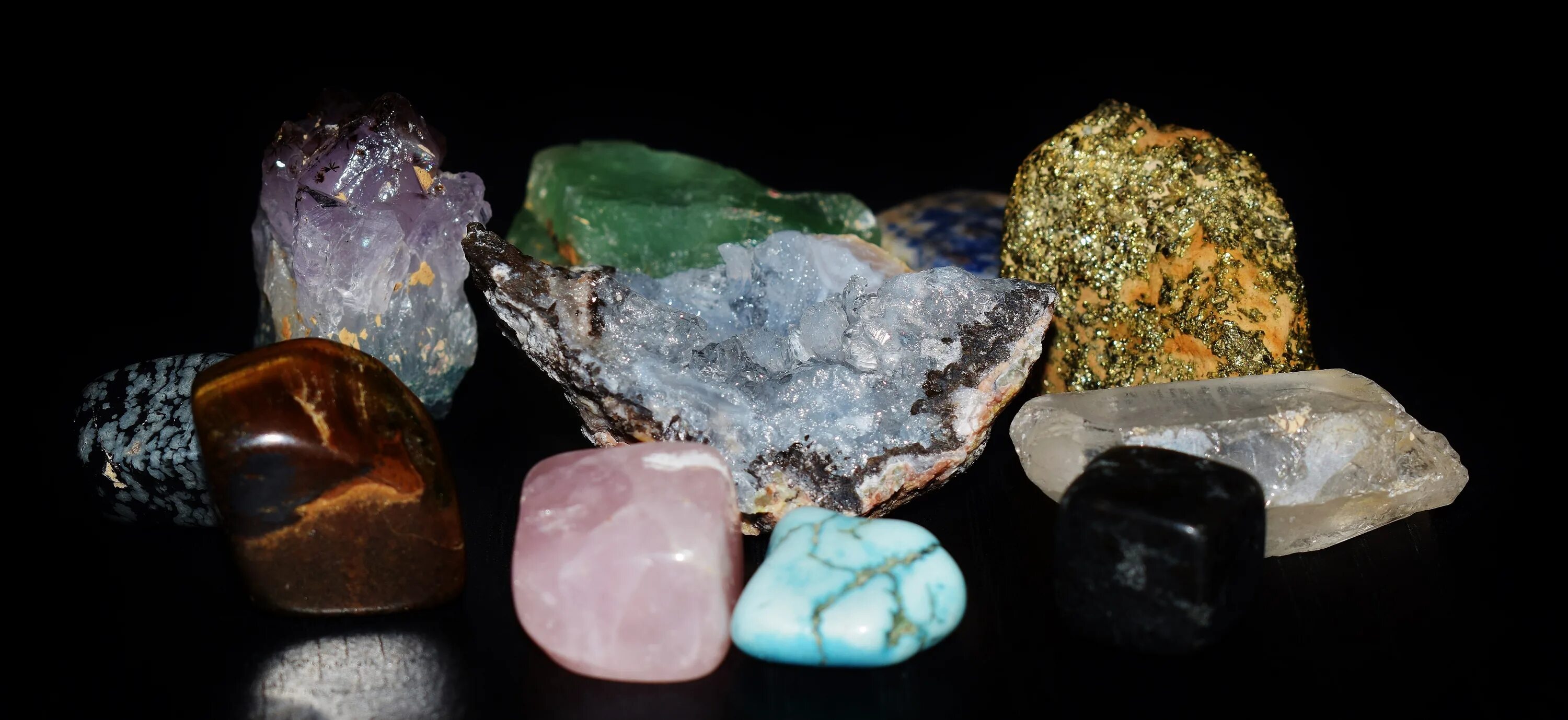 Самоцветы минералы. Минеральный камень. Самоцветы минералы натуральные камни. Редкие камни магматические. Минеральные природные материалы