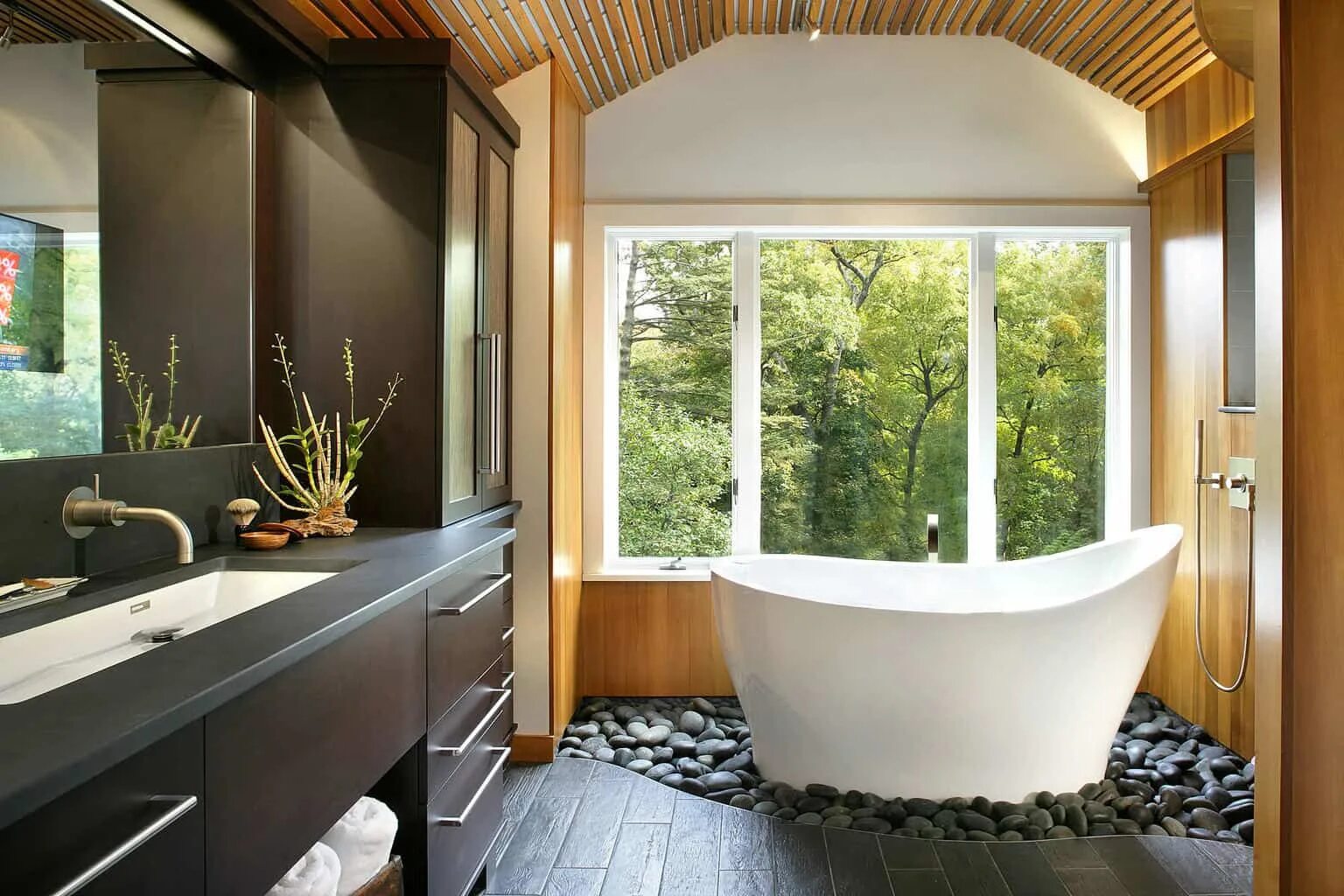 Yad vanna. Ванная комната с окном. Интерьер ванной с окном. Небольшая ванная с окном. Ванная с панорамным окном.