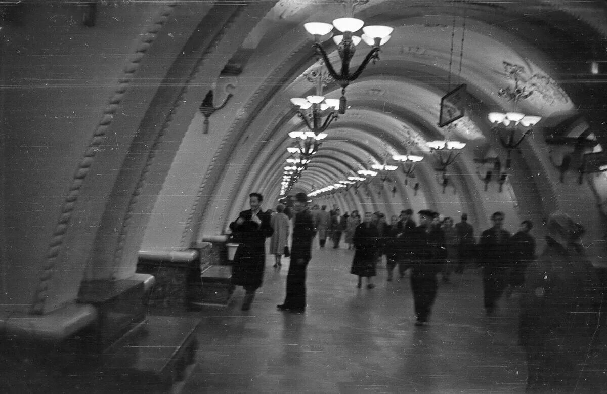 Арбатская станция метро кольцевая линия. На станции метро арбатская сработал. Станция метро арбатская. Станция метро арбатская синяя ветка. На станции метро арбатская сработал.