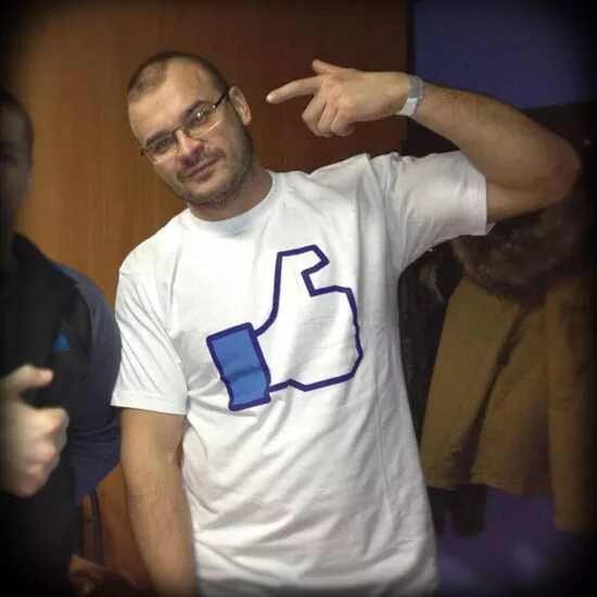 тесак максим марцинкевич палец. кувачев максим сергеевич. максим марцинкевич молодой. максим марцинкевич. тесак лайк.