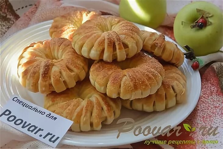 Яблочные колечки в слоеном