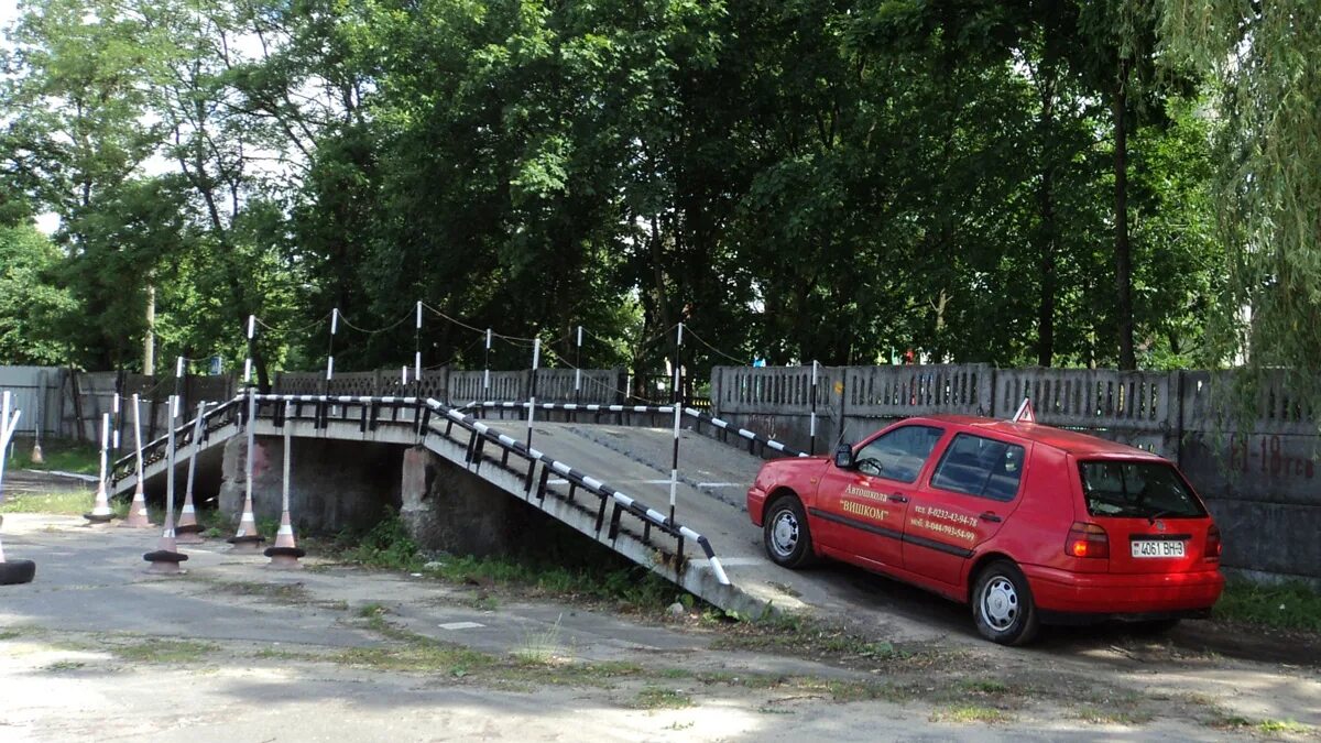 Эстакада автошкола. Экзамен ПДД площадка эстакада. Эстакада на автодроме. Горка на автодроме. Проходим эстакаду