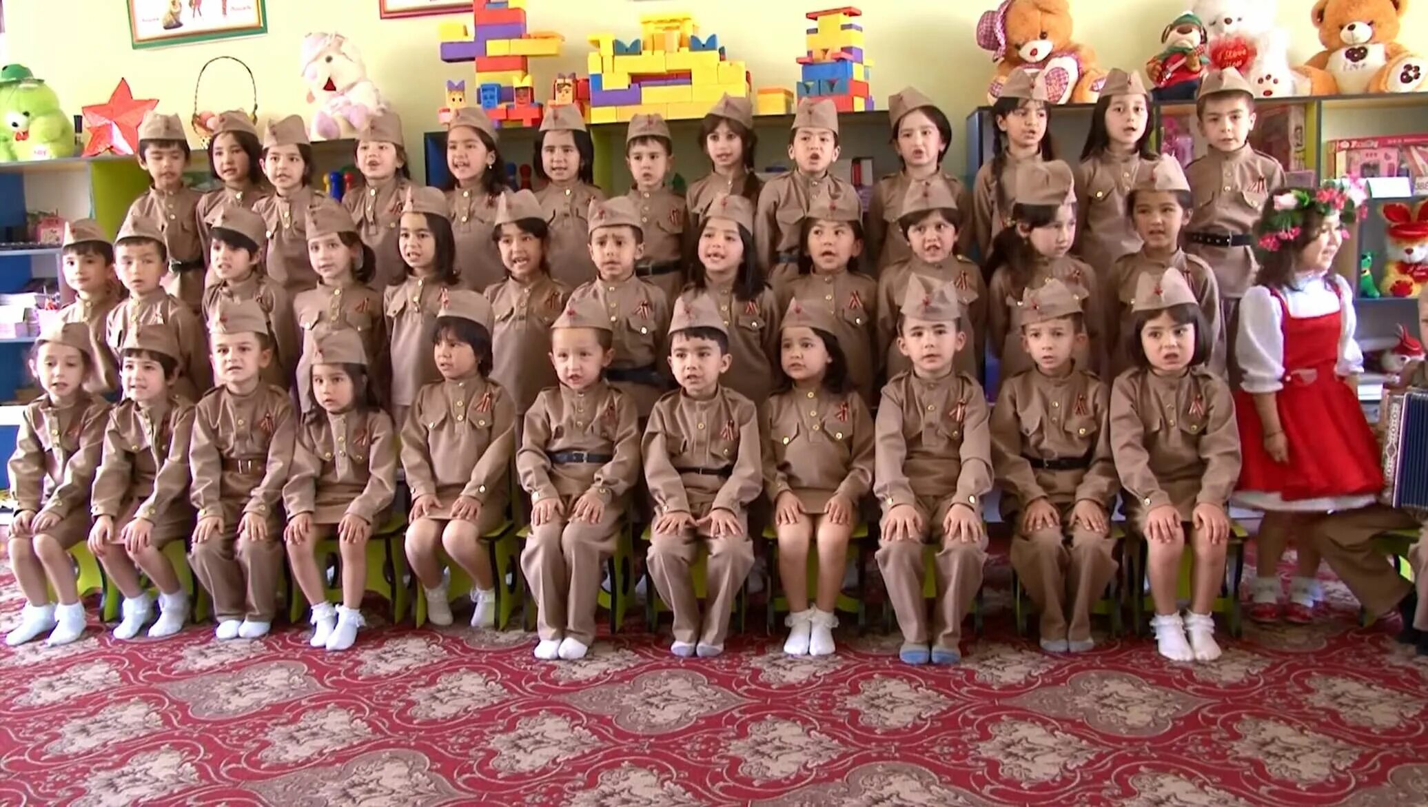 Песня смуглянка поют дети. Смуглянка дети Таджикистана. Таджикские дети поют Смуглянку. Дети поют Смуглянку в детском саду таджикские. Дети поют 9 мая.