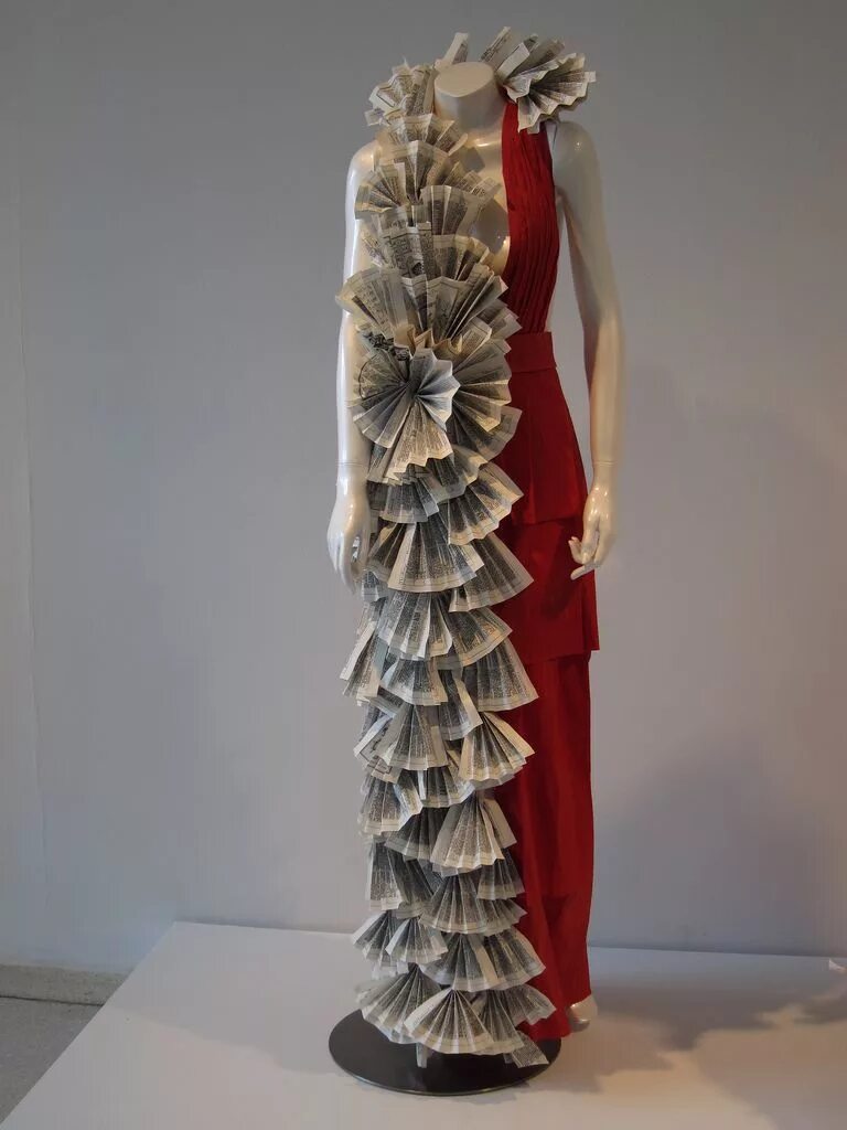 Самодельные платья. Одежда из необычных материалов. Платье из нетрадиционных материалов. Необычные платья. Костюмы из необычных материалов.