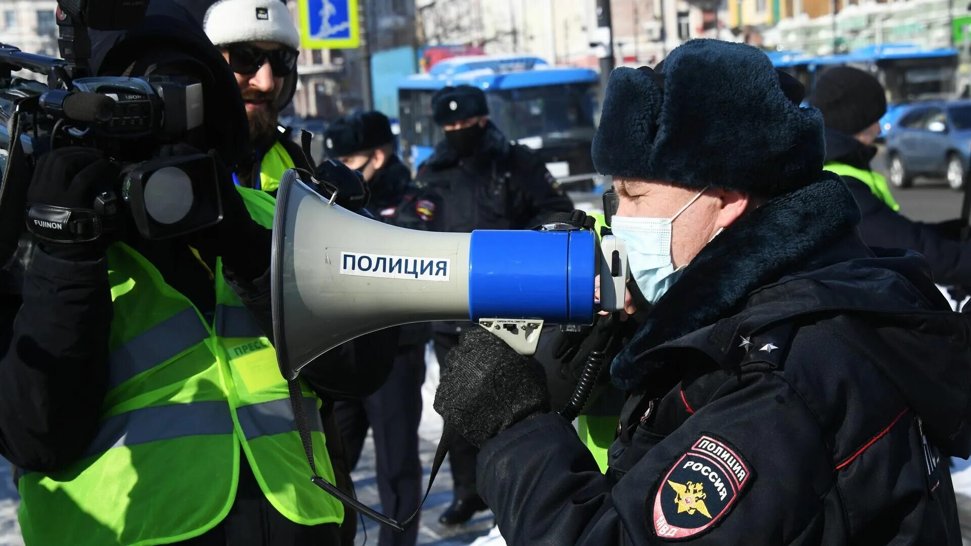 Незаконные массовые мероприятия. Журналисты и полиция. Несанкционированные мероприятия. Журналисты РИА новости в России. Передают риа новости