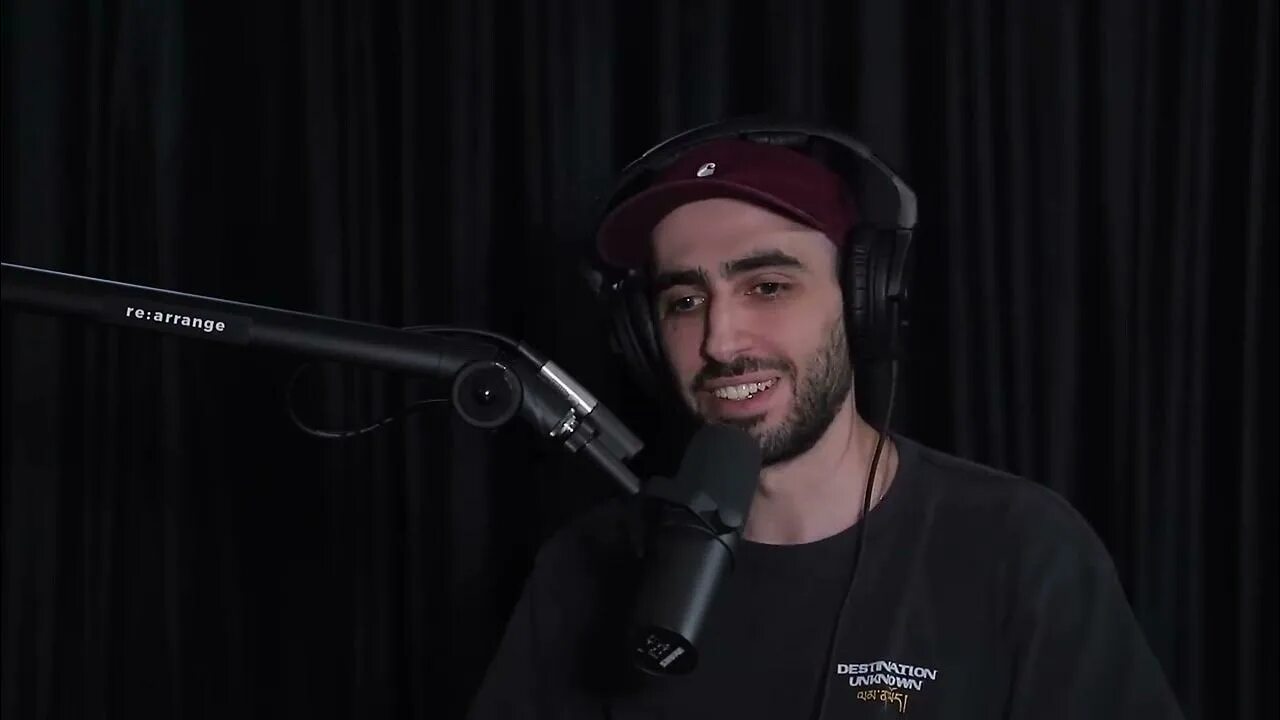 Артисты в пуховиках. Армянин озвучивает юлию высоцкую. Армянин озвучивает юлию высоцкую. Студия озвучки. Девушка армянка песня.