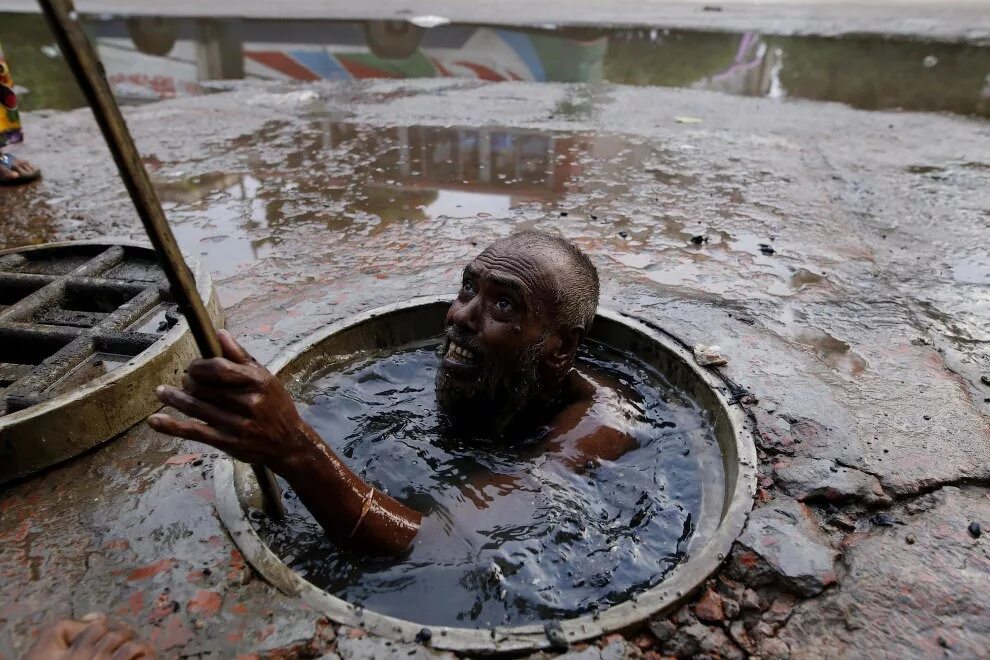 проспер говночерпий. чистильщик канализации в бангладеш. чистильщик канализации в индии. чистильщик канализации. нечистоты в канализации.