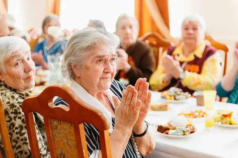 Пожилые люди. Досуг пожилых людей. Мероприятия для пожилых людей. Пенсионеры в доме престарелых.