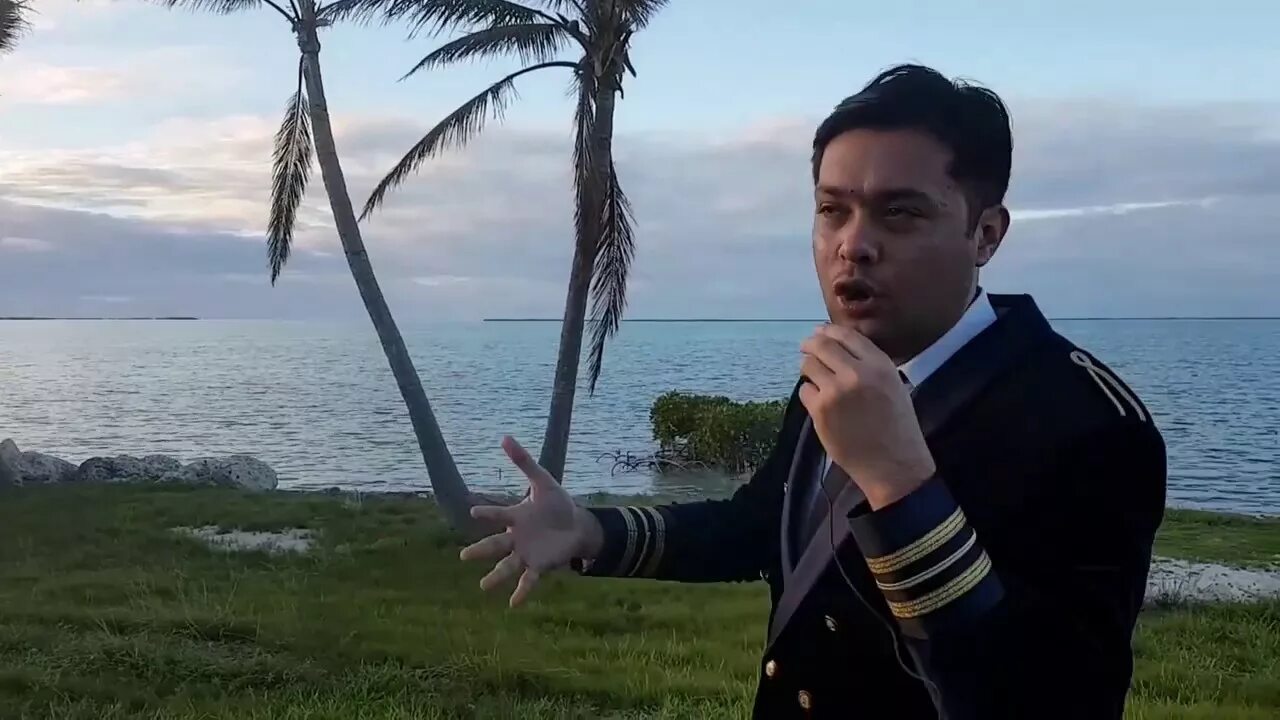 Мистер узбек. Узбек смотрит в камеру. Мистер узбек. Мистер узбек. Фильм 2000 мистер америка узбек.